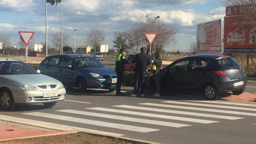 Salta la mediana de la Ronda Sur de Castellón y embiste dos señales