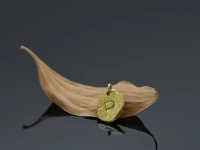 Colgante «Wabi-sabi» con inicial