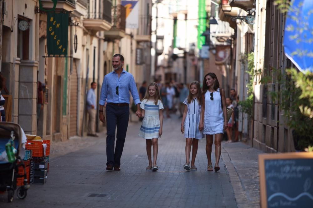 Los Reyes y sus hijas visitan la exposición de Miró y Picasso en Can Prunera de Sóller