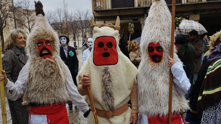Un antroxu asturiano toma el centro de Madrid con un desfile inédito de mascaradas de invierno de todo el Noroeste