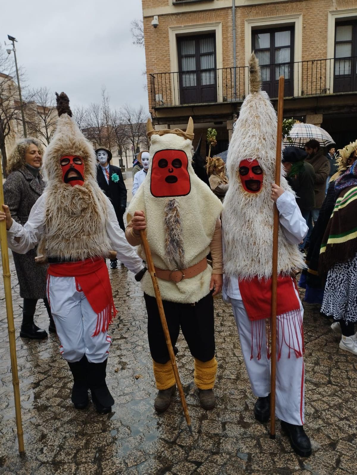 Dos sidros flanqueando a un cornelu en el último antroxu tradicional organizado por la Casa de Asturias en Alcalá de Henares.