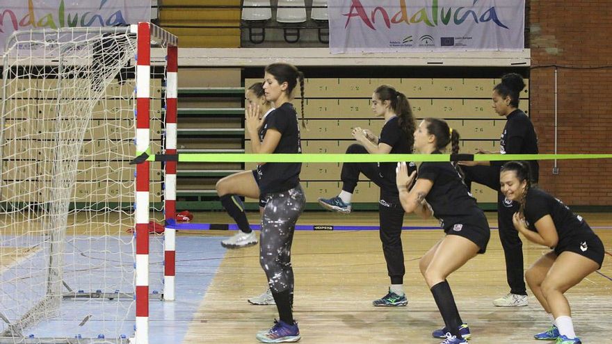 Las jugadoras del Rincón Fertilidad se entrenan en Carranque preparando el partido ante el Aula.