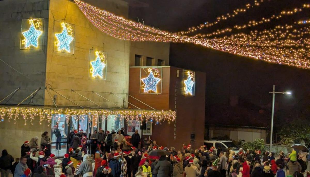 Maxia mirando ao mar