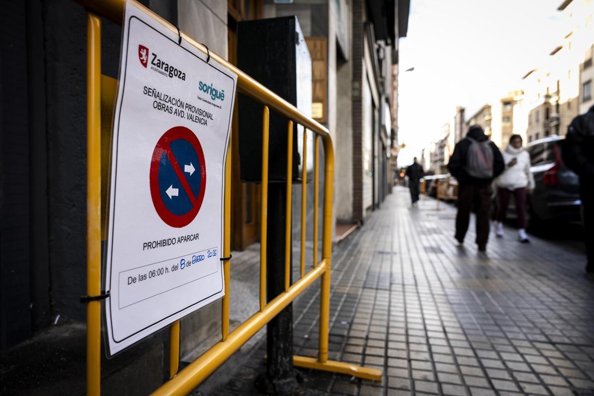Una de las vallas que ya limitan las zonas de aparcamiento en la avenida de Valencia de Zaragoza.