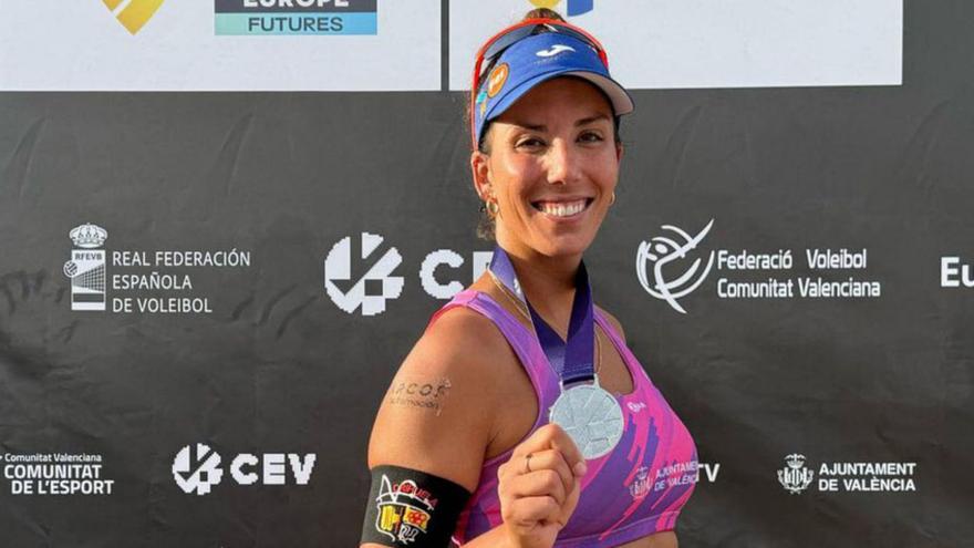 Paula Soria posa con la medalla de plata. | L-EMV