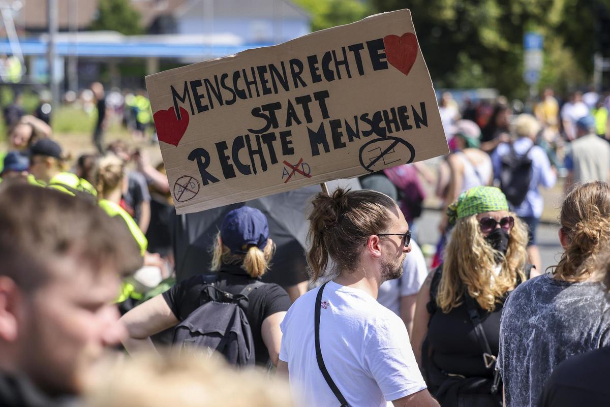 Manifestantes contrarios a la AfD protestante durante la convención del partido de extrema derecha en Essen, Alemania.