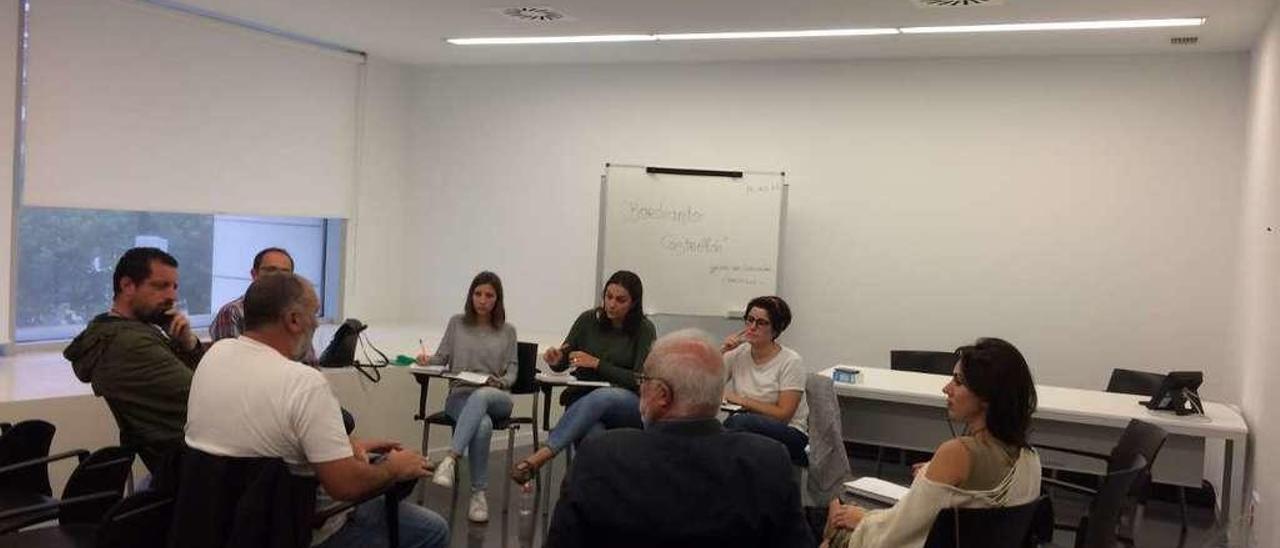 Desiré León, Marta García y Sofía Moreno, ayer en el Valey, con representantes de los grupos políticos municipales.