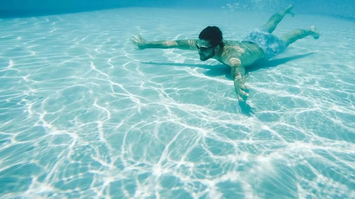 titis del nedador: què és, com prevenir i com tractar un dels pitjors dolors de l’estiu / Freepik