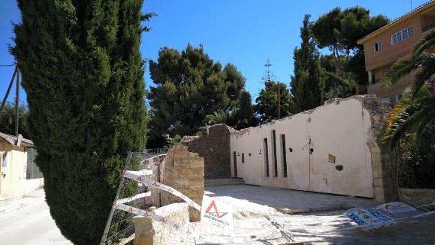 El Obispado retira los escombros y protege la ermita de la Coveta Fumà