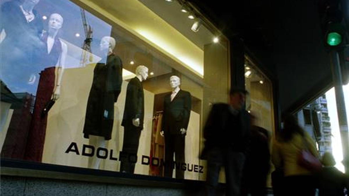 Un escaparate con modelos de Adolfo Domínguez en una imagen de archivo.