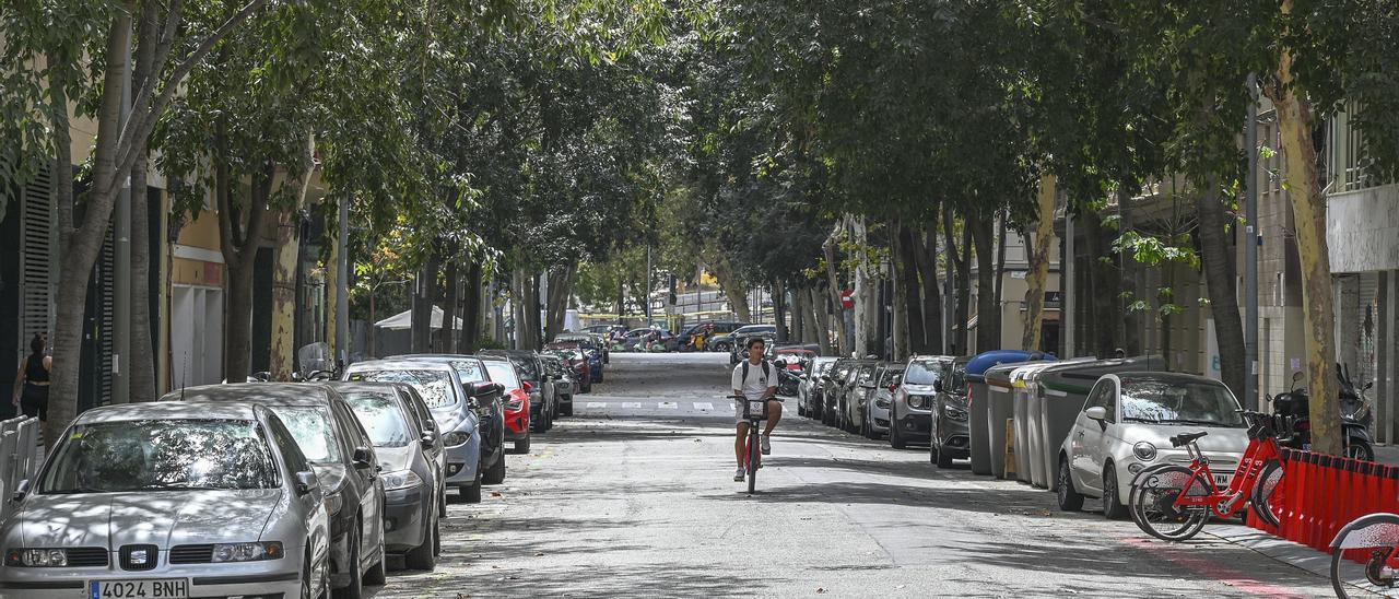 Tramo de la calle Enamorats, en Barcelona, que se pacificará para reducir el tráfico y suprimir plazas de aparcamiento.