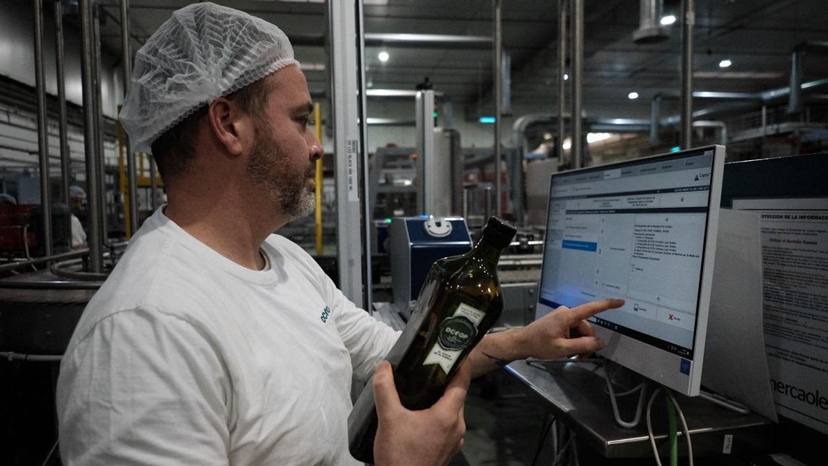 Un trabajador de Dcoop en las instalaciones de la compañía.