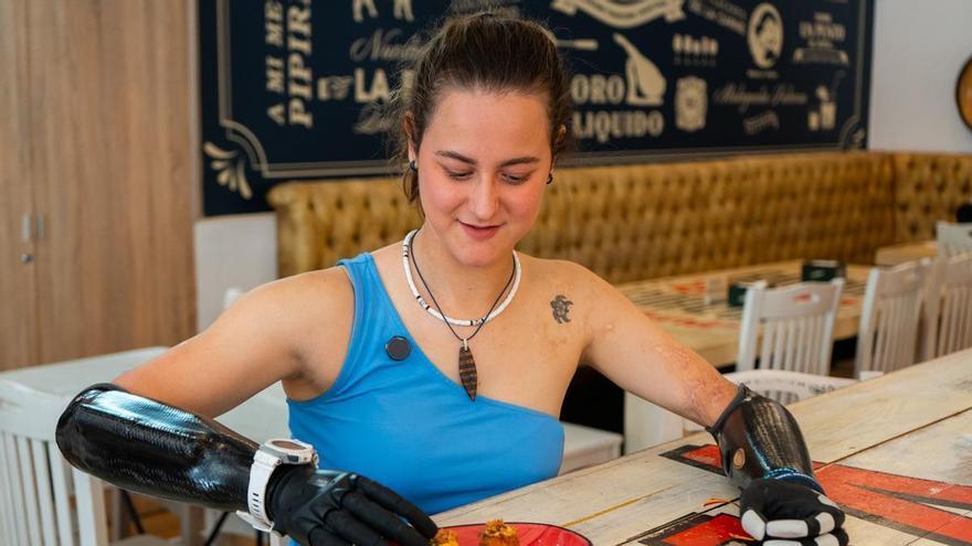 Casa Lola lanza una croqueta solidaria junto a la surfista Sarah Almagro para impulsar su carrera internacional
