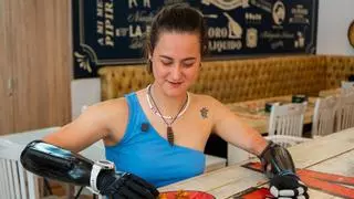 Casa Lola lanza una croqueta solidaria junto a la surfista Sarah Almagro para impulsar su carrera internacional