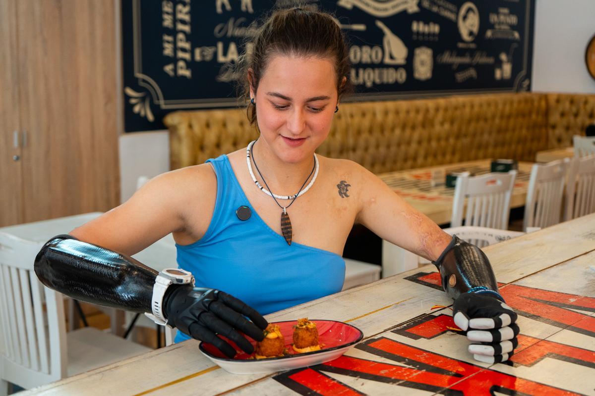 Sarah Almagro probando su croqueta en colaboración con Grupo Casa Lola.
