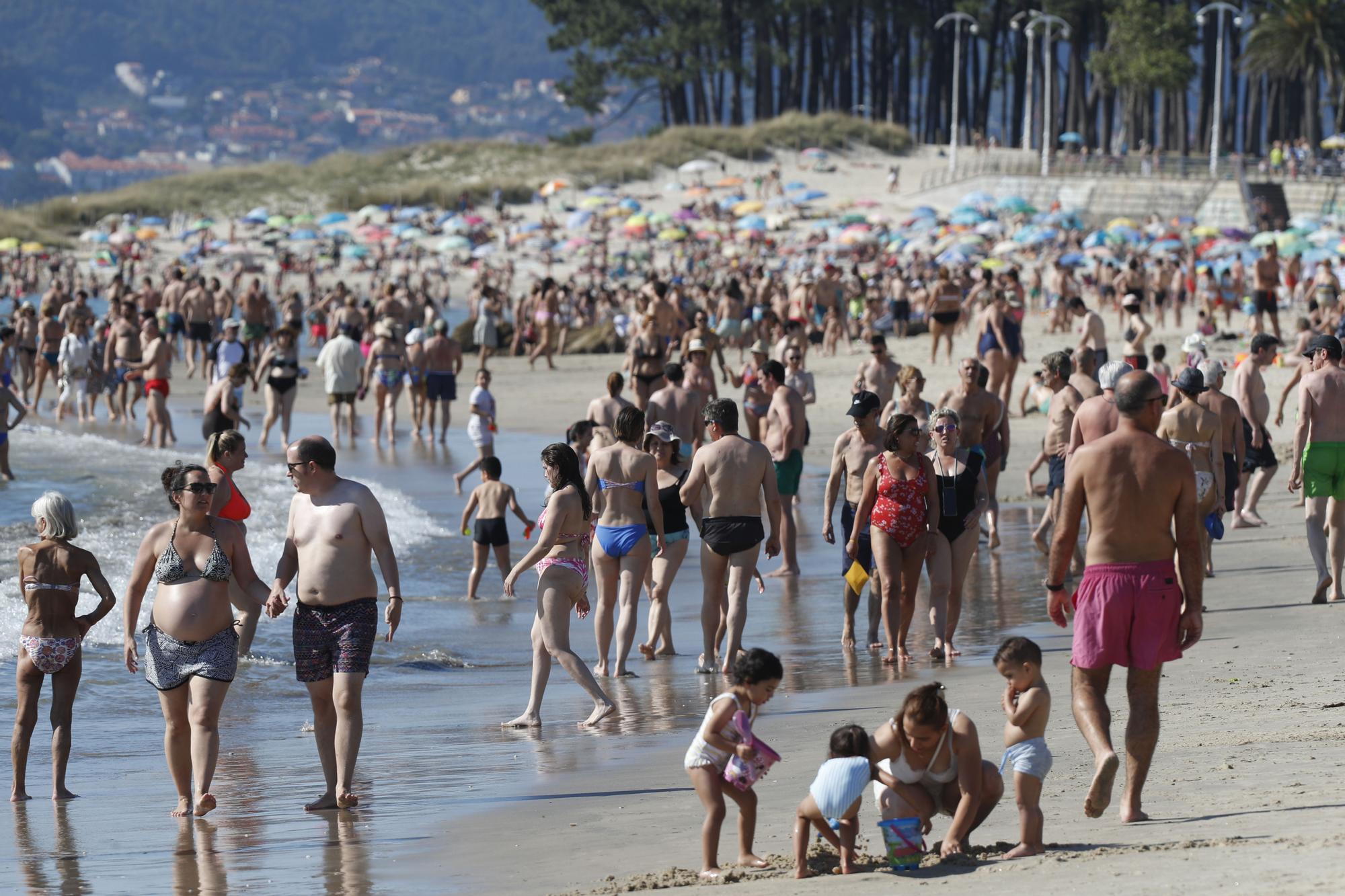 Plaga de sombrillas en Samil, con los termómetros superando los 35 grados