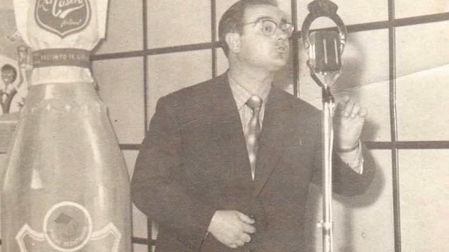 José Arques &quot;Tolo&quot;, autor de la letra de &quot;La manta al coll&quot;. Al lado, la partitura de la canción registrada en la SGAE por el alicantino en marzo de 1953