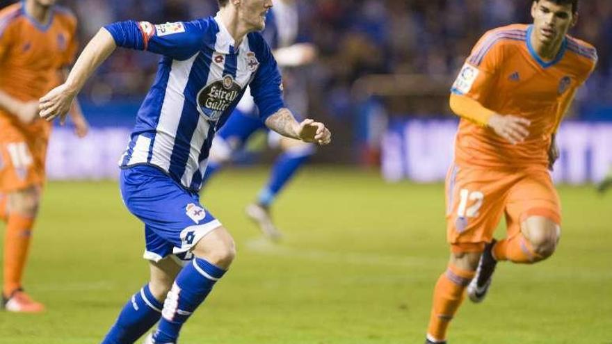 Luis Alberto conduce la pelota en el partido de ayer.