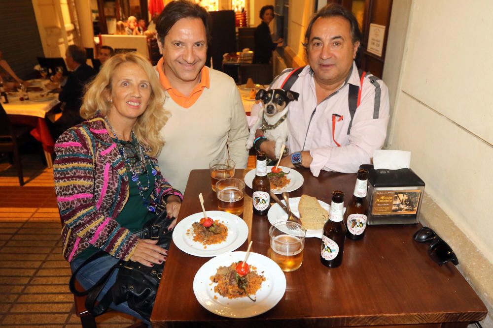 Mari Carmen Rodríguez, Cristián Ravera y Juan Carlos Fernández, en el Mesón Antonio.