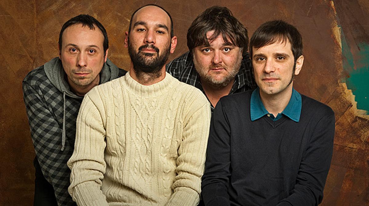 La Brigada interpreta en acústic la cançó ’Nit d’estrena’.