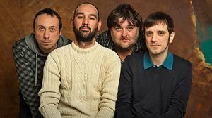 La Brigada interpreta en acústic la cançó ’Nit d’estrena’.