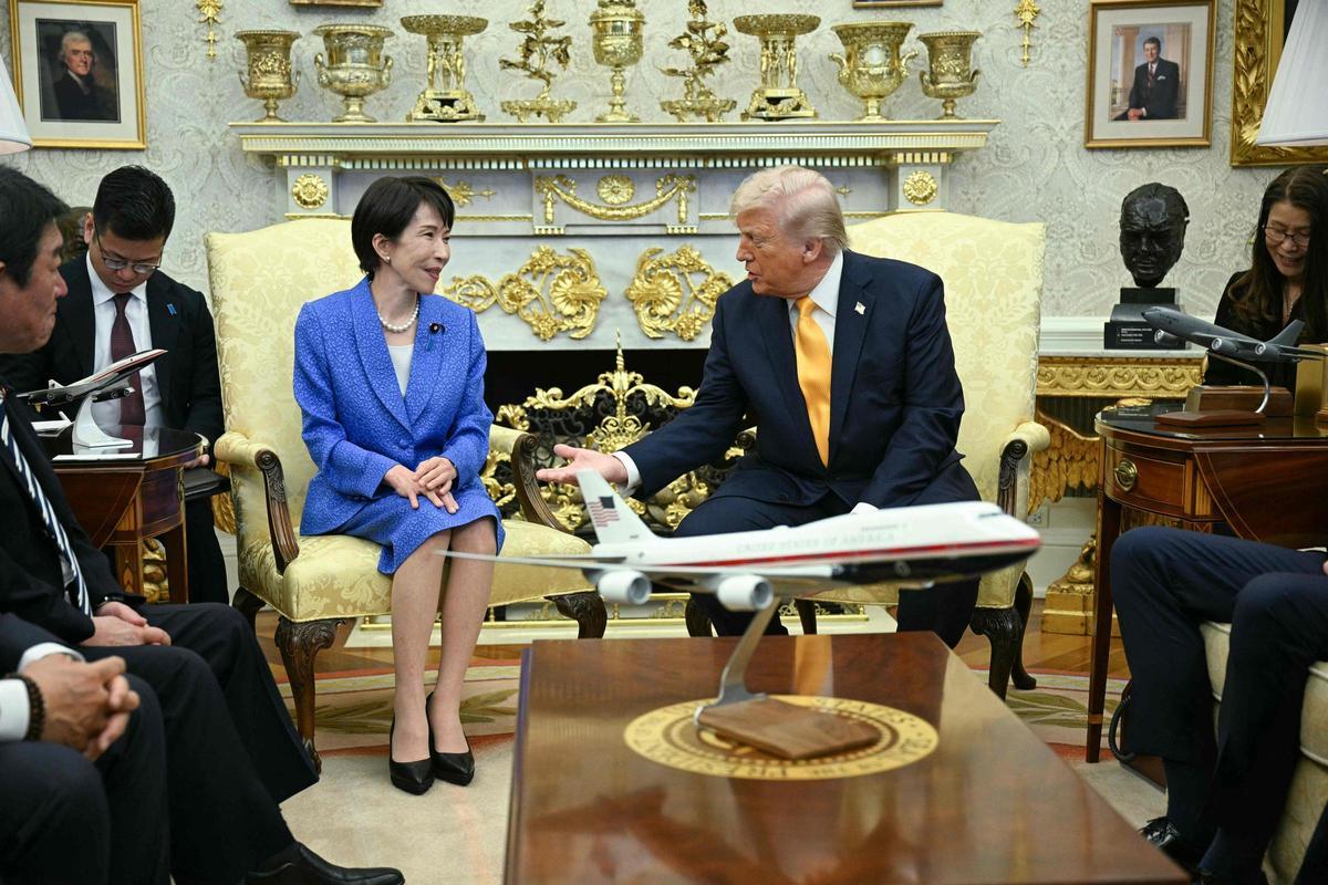 El presidente de EE. UU., Donald Trump, se reúne con la primera ministra de Japón, Sanae Takaichi, en el Despacho Oval de la Casa Blanca en Washington, el 19 de marzo de 2026