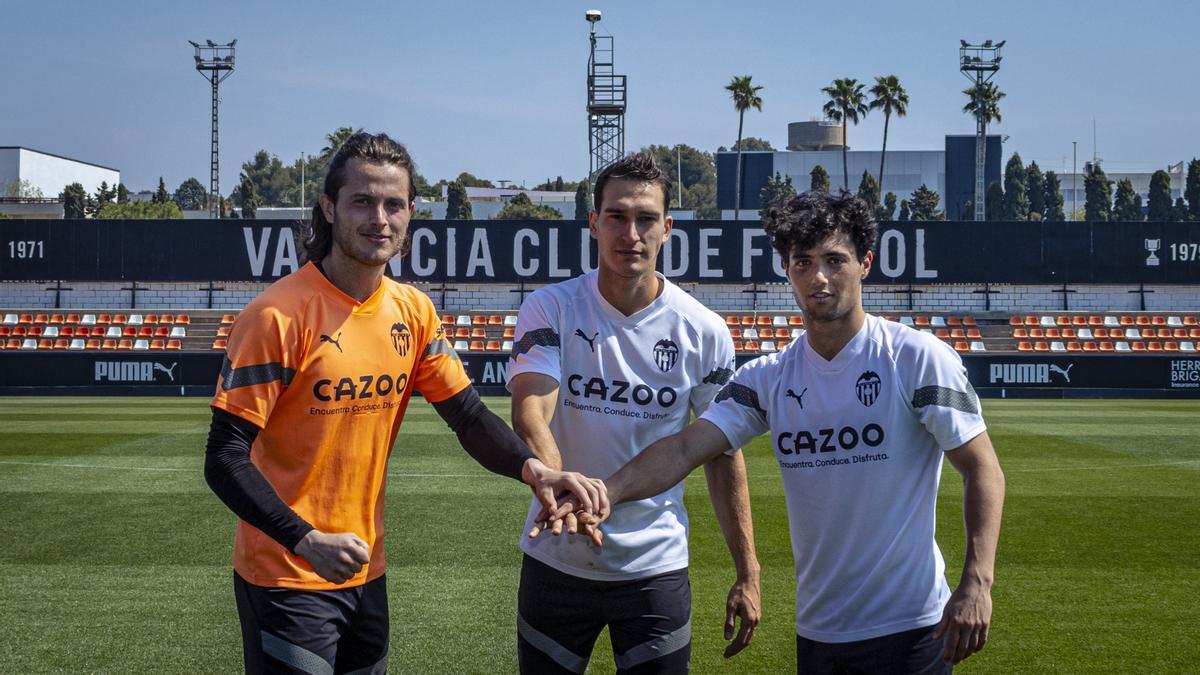 Los capitanes Emilio Bernad, Adi Gómez y Pablo Gozálbez posan juntos para SUPER antes de un partido clave: pueden asegurar la promoción de manera matemática.