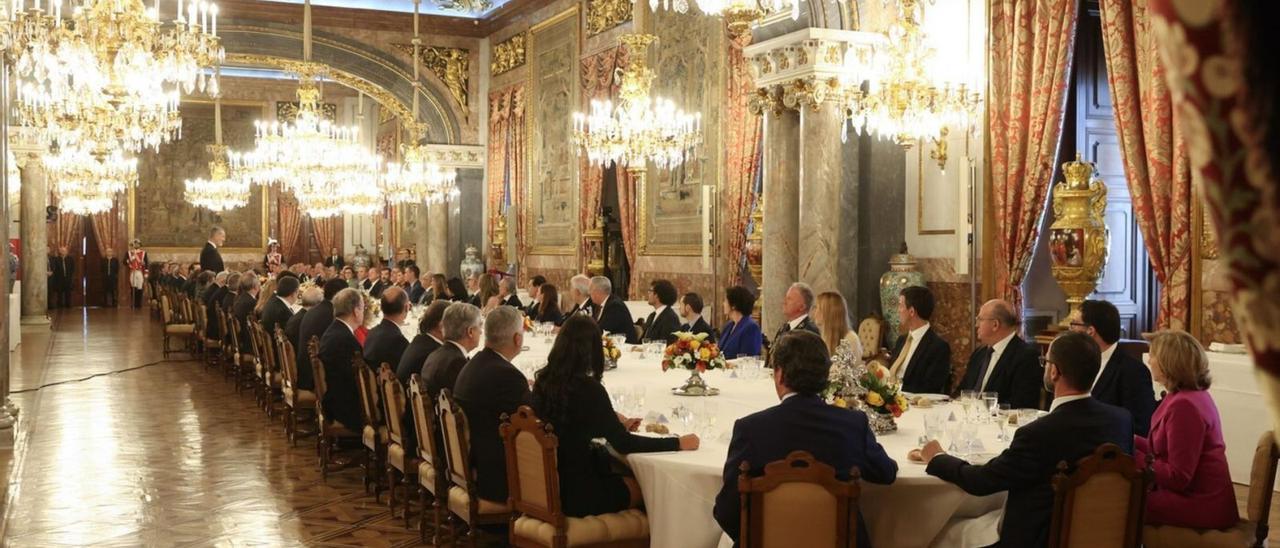 El Rey, al fondo, de pie, durante su discurso antes de la comida ofrecida al presidente de Guatemala en el Palacio Real, en Madrid.