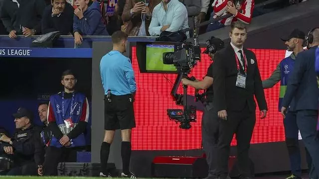 La UEFA lanza 'Clear Line' para aclarar el uso del VAR.