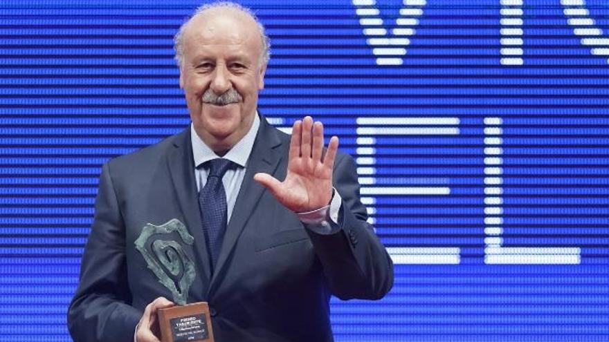 Del Bosque, ayer, en Tenerife, con el Premio Taburiente.