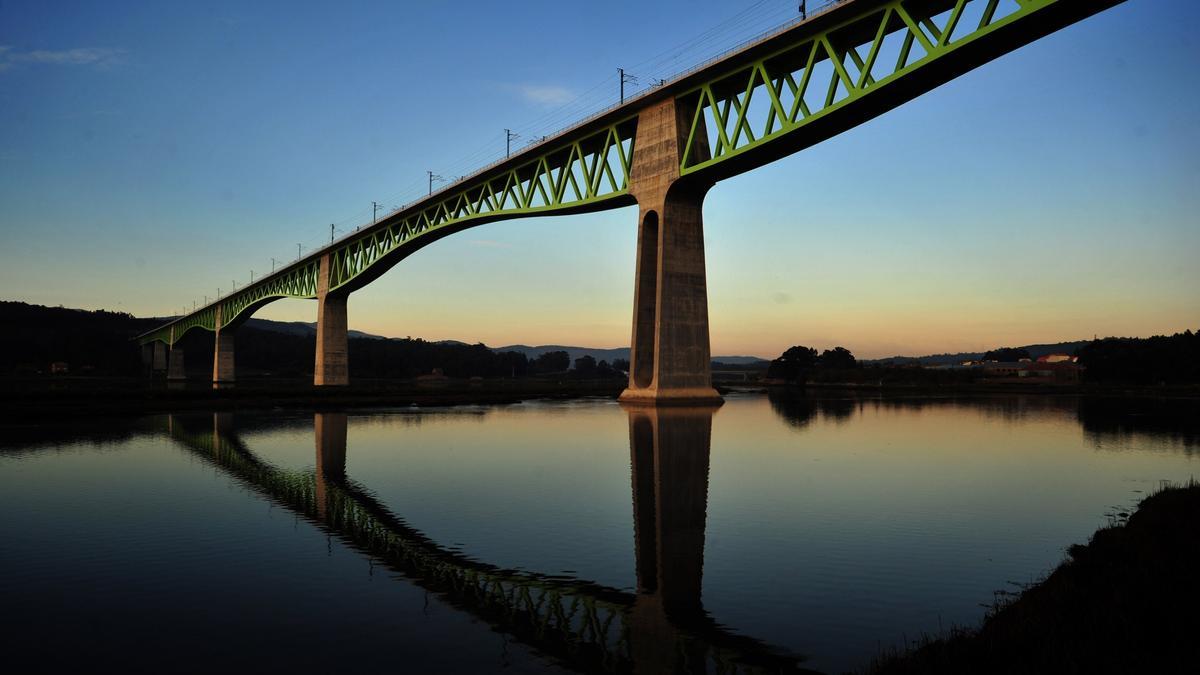 El llamativo puente del TAV, al anochecer.