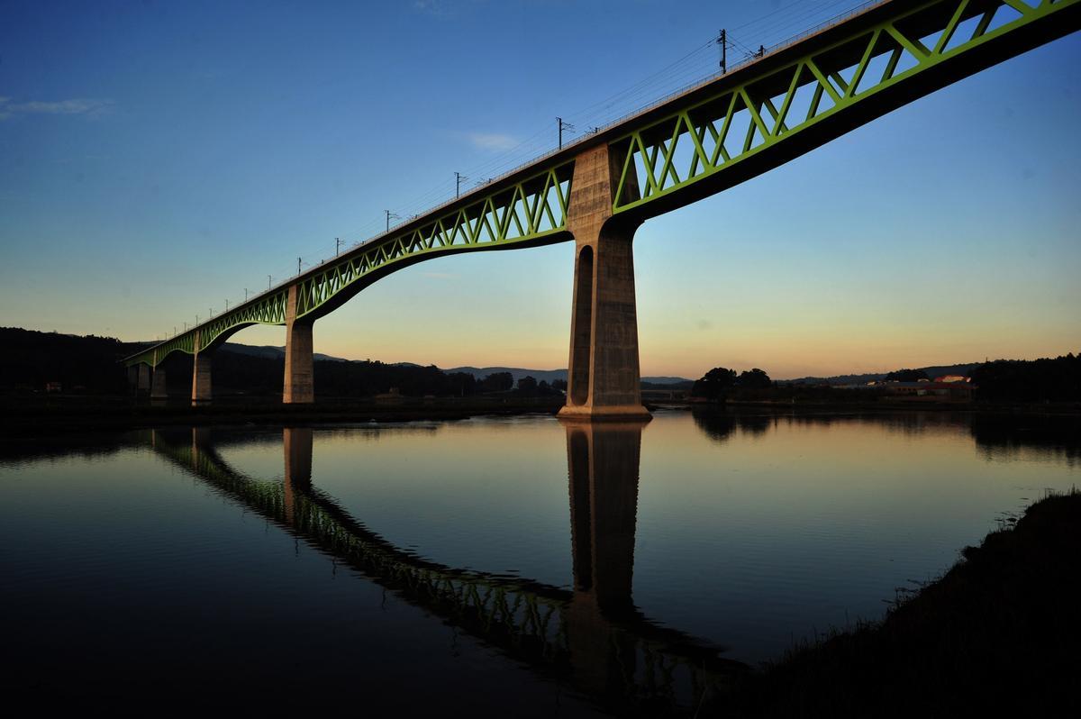 El llamativo puente del TAV, al anochecer.