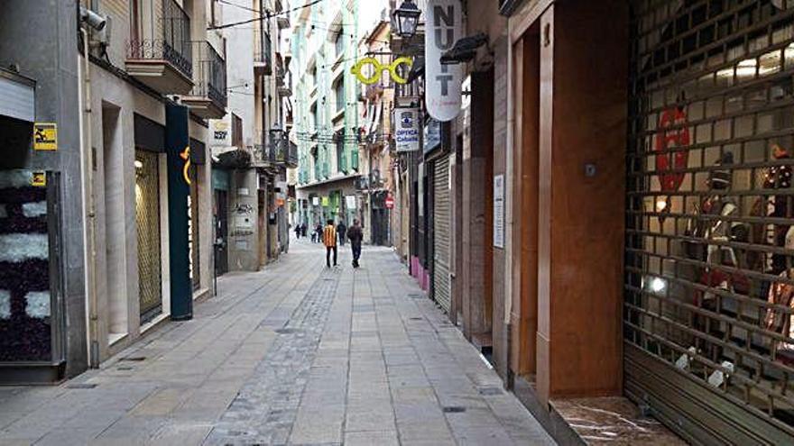 El carrer Nou de Manresa ahir al migdia. Ni gent ni botigues obertes