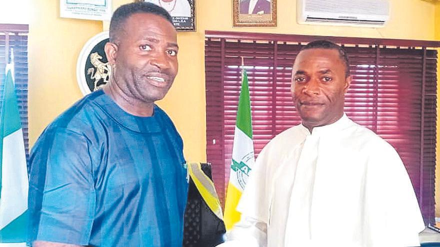 El padre Kenneth Chukwuka, a la derecha de la imagen, con una autoridad nigeriana.