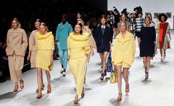 Issey Miyake Paris Fashion Week Womenswear Spring/Summer 2015