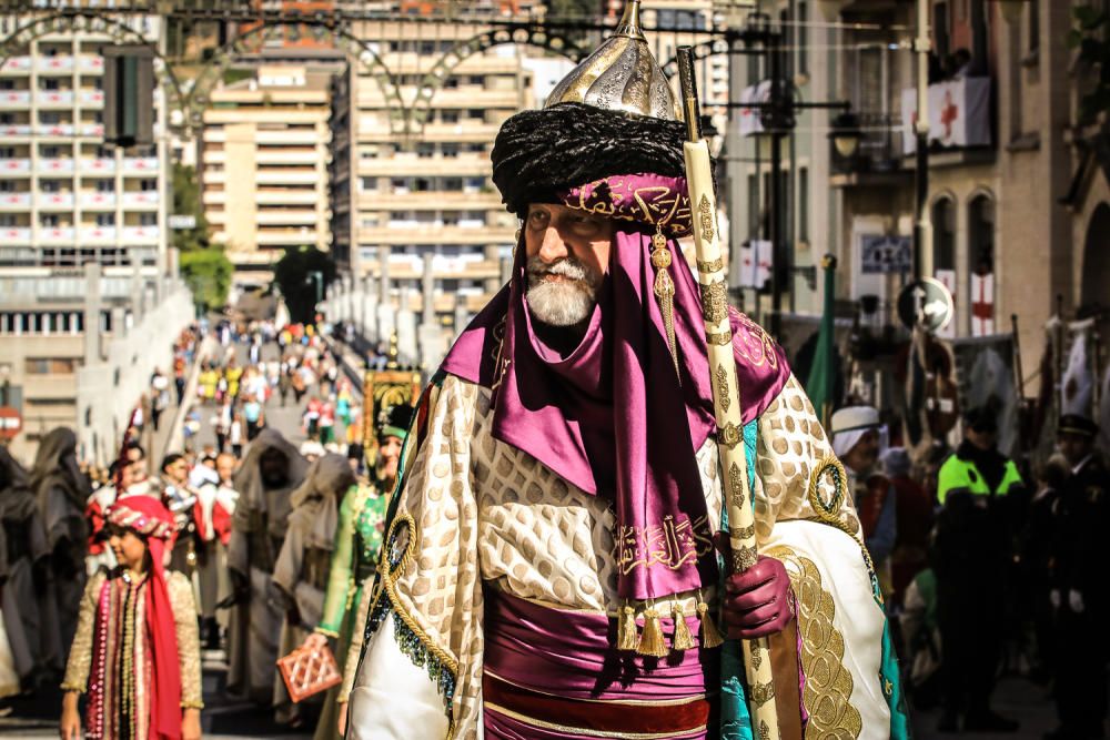 La procesión de la reliquia es uno de los actos que más agradan a los alcoyanos en el día dedicado al patrón San Jorge.