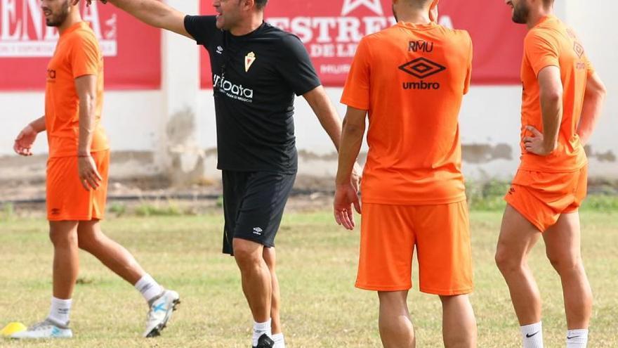 José María Salmerón, dirigiendo una de sus primeras sesiones como entrenador grana.