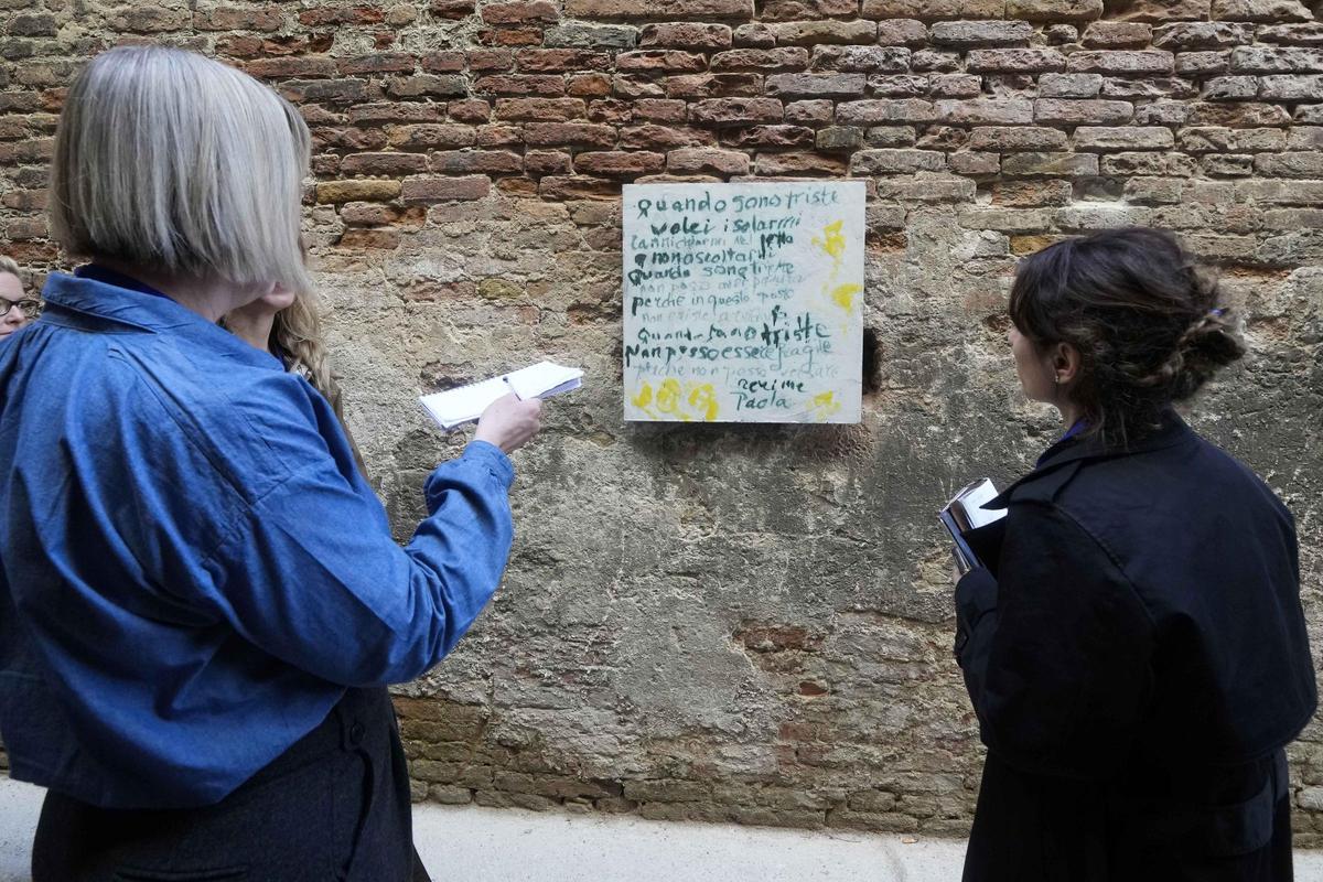 Fuera de la prisión de mujeres de Giudecca, que alberga el pabellón de la Santa Sede durante la inauguración previa de la exposición de arte de la 60ª Bienal de Venecia