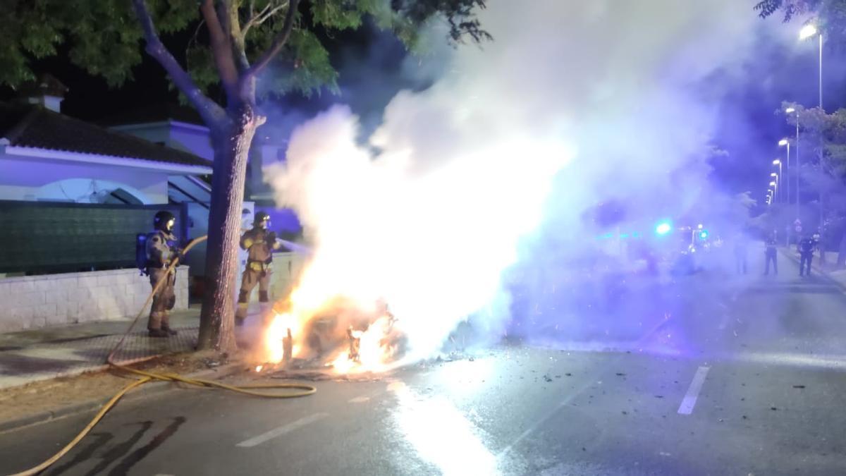 Un coche en la barriada de Las Vaguadas se calcina por completo.