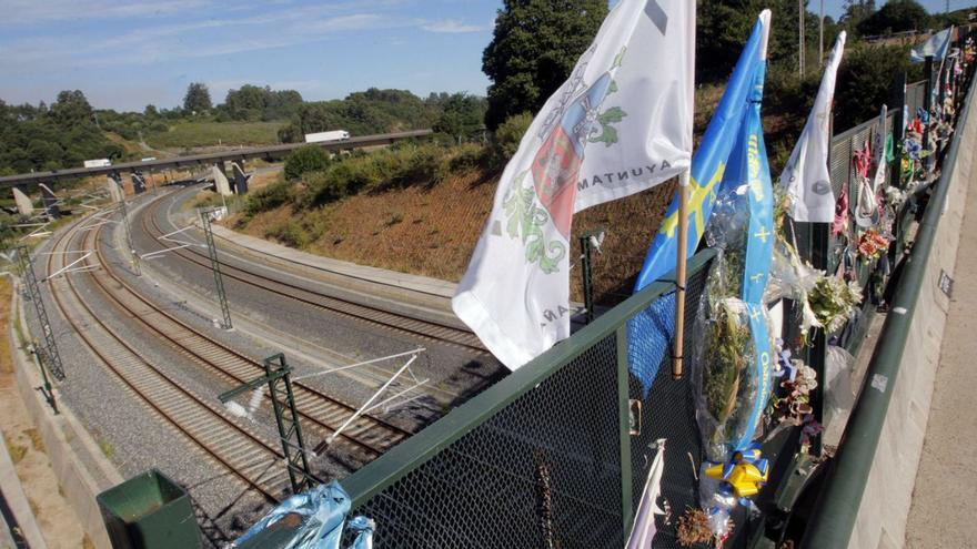 Homenaje a las víctimas del Alvia en el punto donde descarriló el tren. |   // XOÁN ÁLVAREZ