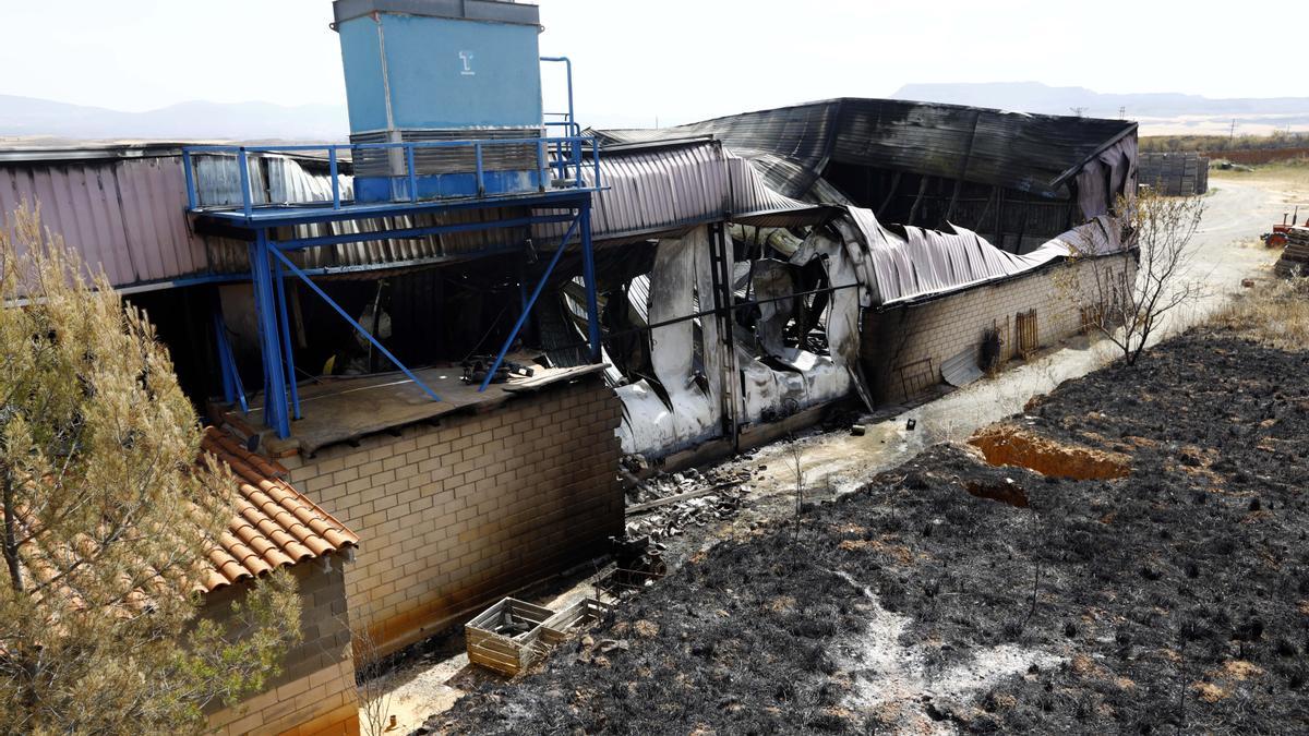 Central hortofrutícola destruida por las llamas a las afueras de Moros, en la vega del Manubles.