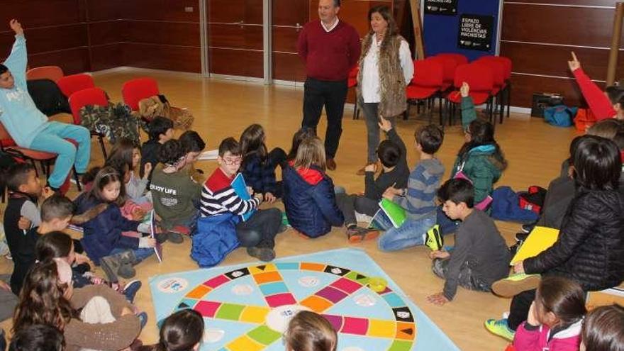 Alumnos de Primaria con el Trivial, ayer, en el Concello de Culleredo.