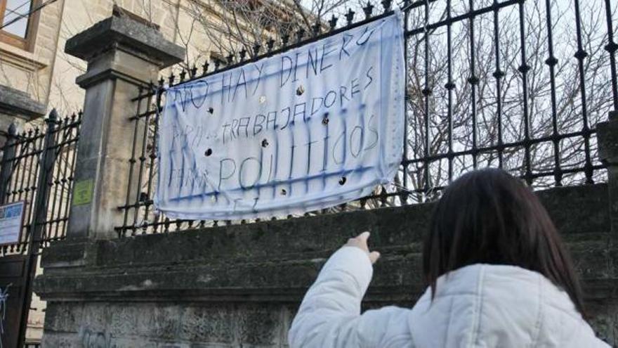 Los trabajadores han expresado su protesta por los despidos con la colocación de pancartas.