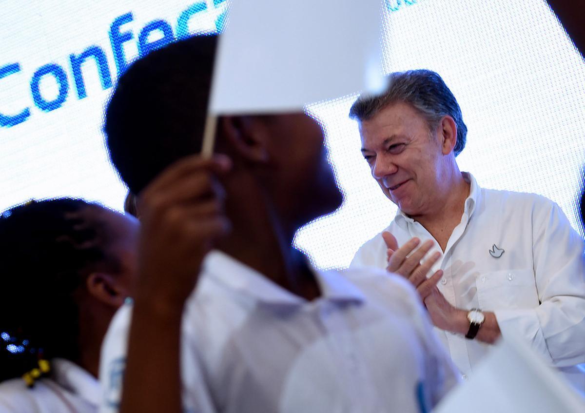 BOG10. CARTAGENA (COLOMBIA), 02/09/2016.- Fotografía cedida por la presidencia de Colombia del mandatario Juan Manuel Santos durante el acto de clausura del 53° Congreso Nacional de Confecámaras hoy, viernes 2 de septiembre de 2016, en Cartagena (Colombia). Santos anunció hoy que el acuerdo de paz con las FARC se firmará el próximo 26 de septiembre en Cartagena de Indias. EFE/Juan Pablo Bello/Cortesía Presidencia de Colombia/SOLO USO EDITORIAL/NO VENTAS