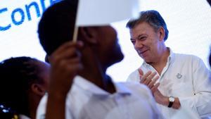 BOG10. CARTAGENA (COLOMBIA), 02/09/2016.- Fotografía cedida por la presidencia de Colombia del mandatario Juan Manuel Santos durante el acto de clausura del 53° Congreso Nacional de Confecámaras hoy, viernes 2 de septiembre de 2016, en Cartagena (Colombia). Santos anunció hoy que el acuerdo de paz con las FARC se firmará el próximo 26 de septiembre en Cartagena de Indias. EFE/Juan Pablo Bello/Cortesía Presidencia de Colombia/SOLO USO EDITORIAL/NO VENTAS