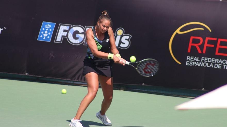 Lesey Pattinama devuelve una bola durante el partido de ayer ante Anna Brogan, ayer en Samil. |  // FDV