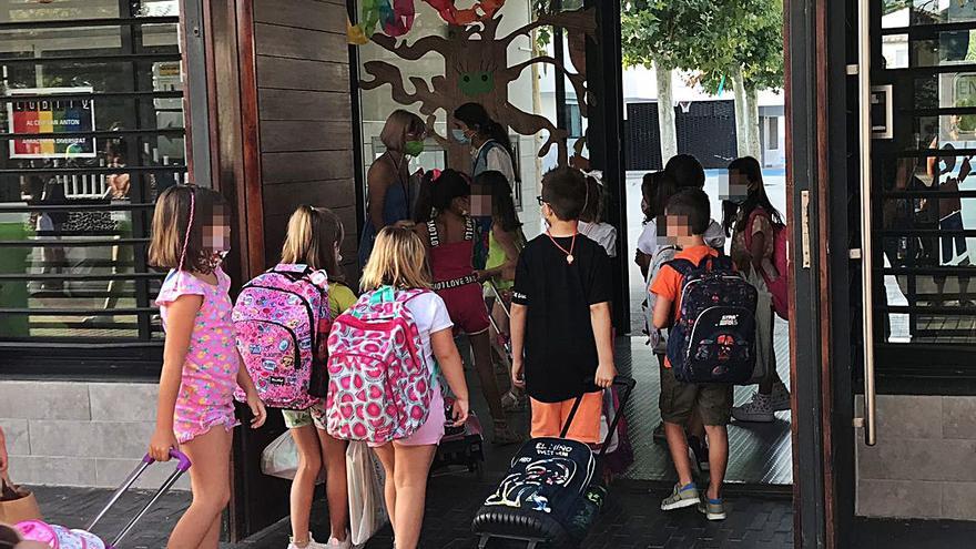 Dos imágenes del primer día en un centro educativo de Infantil y Primaria de Pinoso y en el instituto Andreu Sempere de Alcoy.  | MCP / JUANI RUZ