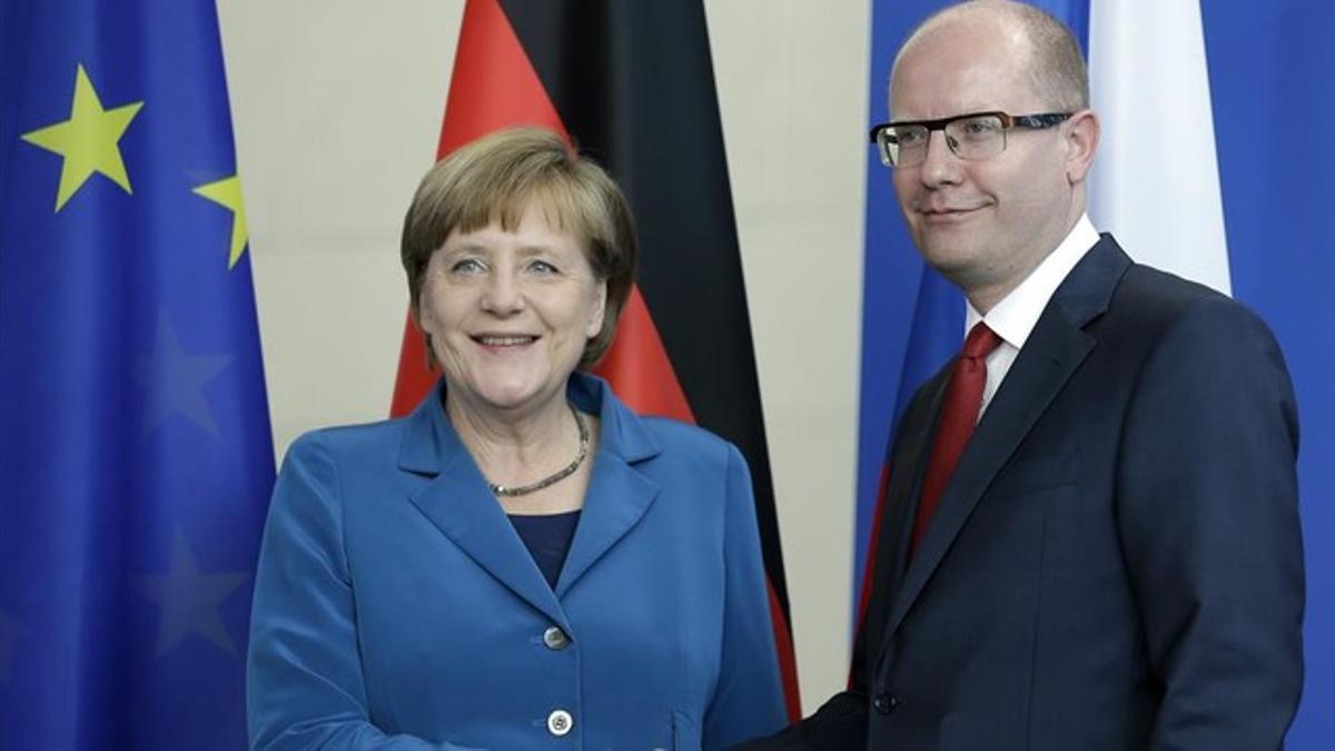 Merkel junto al primer ministro checo, Bohuslav Sobotka, este lunes en Berlín.