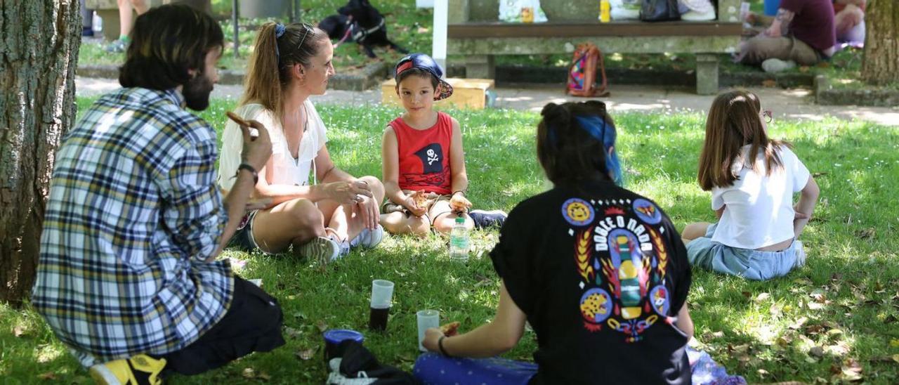 Participantes en el Picnic Orgulloso de familias diversas en el Parque de Loriga. |   // BERNABÉ/ANA AGRA