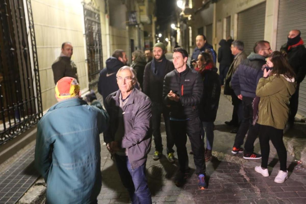 Los operarios han comenzado a las cuatro de la mañana cortando la cruz desde la base con la Guardia Civil impidiendo el paso a vecinos  en contra y a favor de la intervención